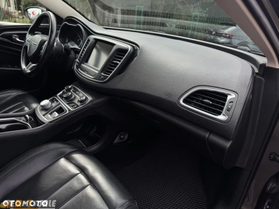 Chrysler 200